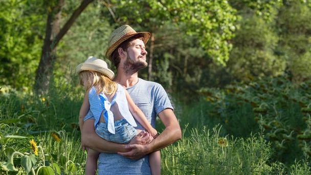 Father holds his daughter on the hands. Trip to the countryside - 写真・画像