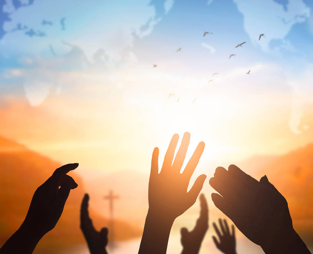 Journée mondiale de la religion Concept : L'homme ouvre deux mains vides arrière-plan
 - Photo, image