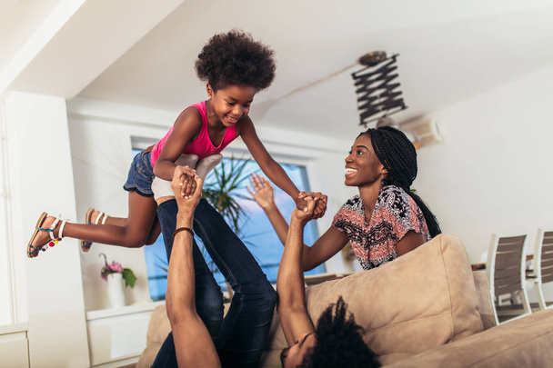 Αφρο-αμερικανική οικογένεια περνούν χρόνο μαζί στο σπίτι. Διασκεδάζουν. - Φωτογραφία, εικόνα