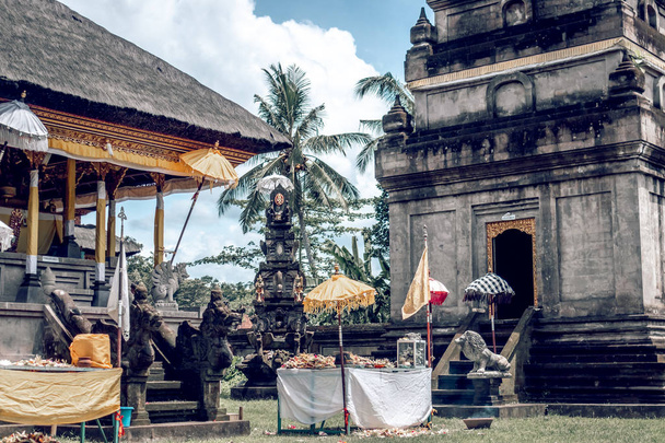 Templo balinês tradicional em Ubud, Gianyar, ilha de Bali
. - Foto, Imagem