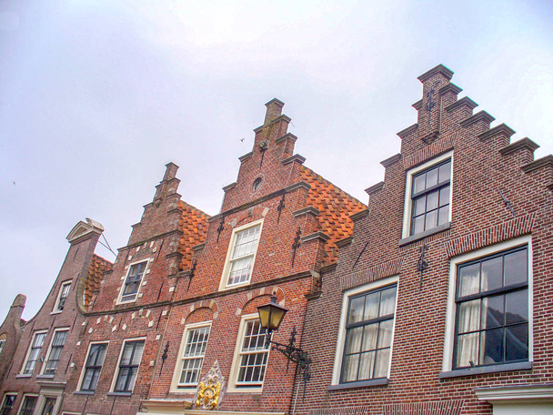 Edamin tyypillisiä arkkitehtuureja Alankomaissa
 - Valokuva, kuva