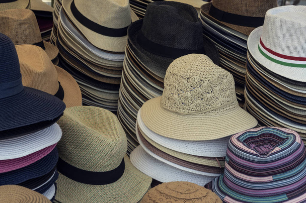 Mucchio di cappelli assortiti in mostra
 - Foto, immagini