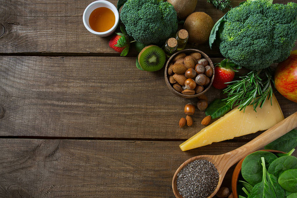έννοια υγιεινά τρόφιμα, φρέσκα φρούτα και λαχανικά στο ξύλινο τραπέζι - Φωτογραφία, εικόνα
