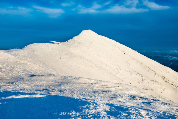 Landschap met bergtop in sneeuw bij zonsondergang - Foto, afbeelding