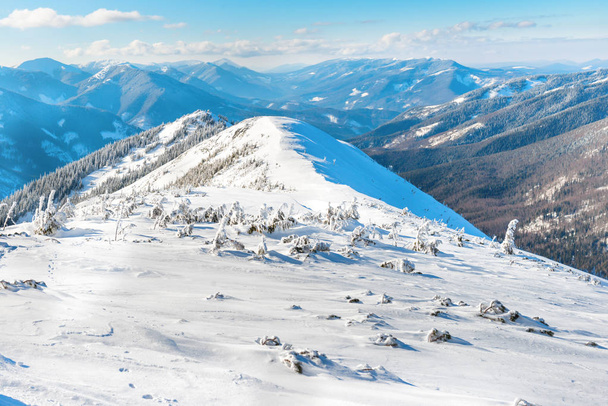 Pejzaż zimowy w górach śnieg i blue hills - Zdjęcie, obraz