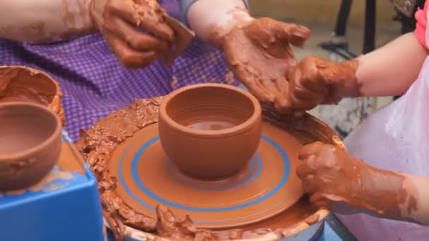 Handen van pottenbakker leert het kind potten te maken. Concept - overdracht van ervaring, opleiding - Video