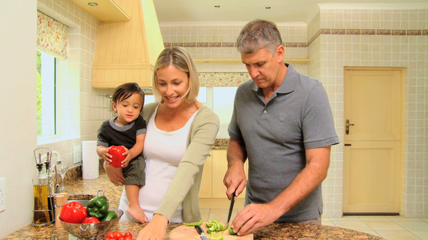 Baby with parents tasting vegetables - Filmmaterial, Video