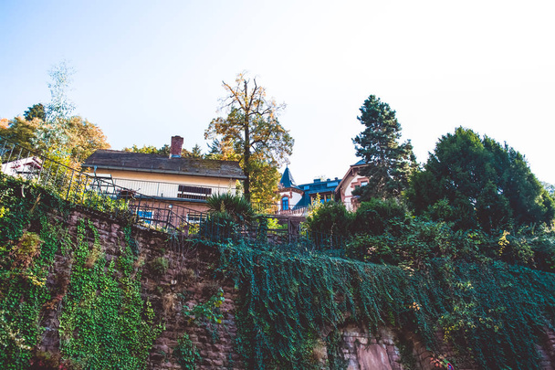 Almanya küçük kasabasında özel sektör yakınındaki eski duvar kale. Dağcı. - Fotoğraf, Görsel