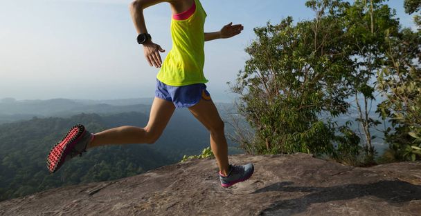junge Frau läuft auf Berggipfel - Foto, Bild