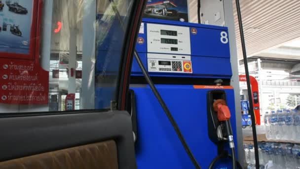 Bangkok, Thailand - 7. Dezember 2018: thailändische Männer fahren Auto, um Öl in einer Tankstelle in Bangkok City zu tanken am 7. Dezember 2018 in Bangkok, Thailand - Filmmaterial, Video