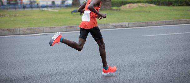 Maratona corridore gambe in esecuzione su strada di città - Foto, immagini