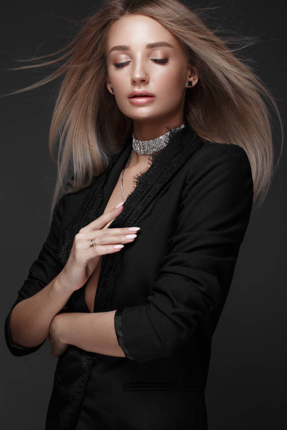 Beautiful woman with evening make-up and long straight hair . Smoky eyes. Fashion photo. - Foto, afbeelding