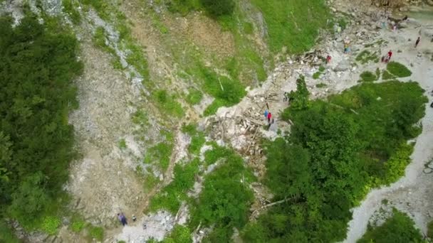 Aerea: persone che camminano verso la cascata Rinka in Logarska dolina in Slovenia
. - Filmati, video