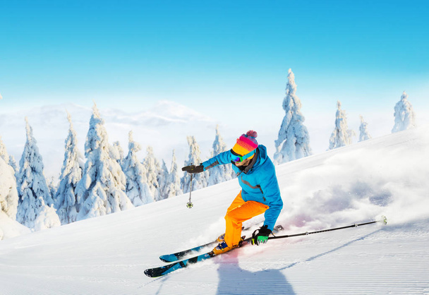 Joven esquiando en pista. Deportes de invierno y recreación en alpen mountain
. - Foto, imagen