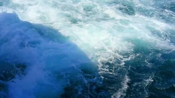 Fehér habzó tenger víz jön ki ferry boat jet meghajtású motor. Forgatták a nyaralás utazás horvát sziget Pasman. - Felvétel, videó