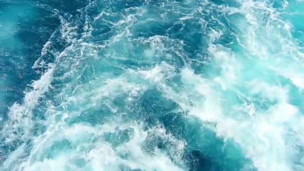 Agua de mar blanca espumosa que sale del motor propulsado por un ferry. Filmado en viaje de vacaciones a la isla croata Pasman
. - Metraje, vídeo