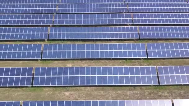 太陽光ソーラー パネル ファーム太陽電池の空撮。無人飛行飛ぶソーラー パネル領域の緑の代替エネルギー概念. - 映像、動画