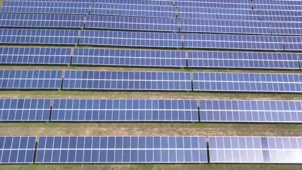 Vista aérea de paneles solares Granja de células solares con luz solar. Vuelo drone volar sobre paneles solares campo verde renovable concepto de energía alternativa
 - Metraje, vídeo