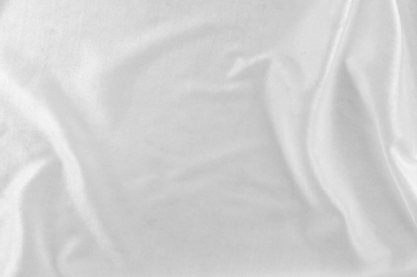 Gładkie elegancki biały jedwabiu lub satyny luksusowe tkaniny jako tło wesele. Luksusowy tło Boże Narodzenie lub nowy rok projekt tło. tekstura tkanina Biała. Powierzchnię szmatką. Widok z góry. - Zdjęcie, obraz