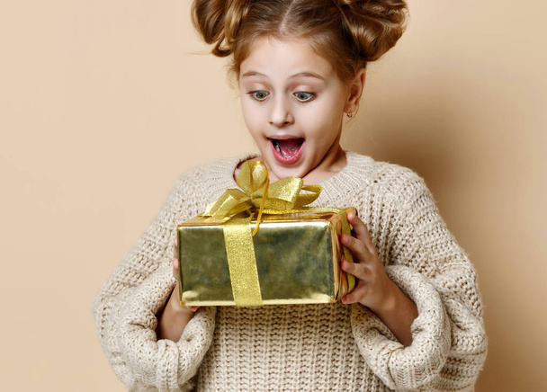 happy child girl with gift box - Foto, Imagen
