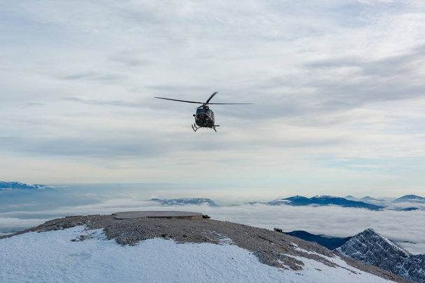 Dağ kurtarma alması için helikopter iniş yaralı. - Fotoğraf, Görsel