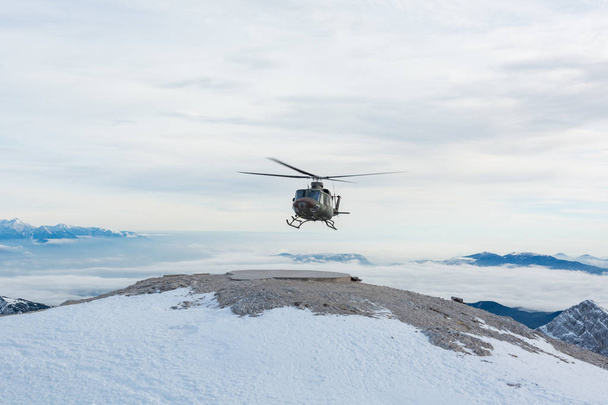 Helicóptero de rescate de montaña aterrizando para recoger heridos
. - Foto, imagen