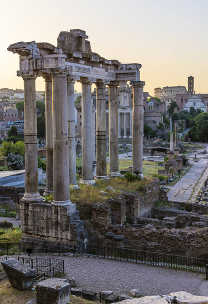 Římské ruiny osvětlena ranní světlo. V pozadí je Koloseum - Fotografie, Obrázek