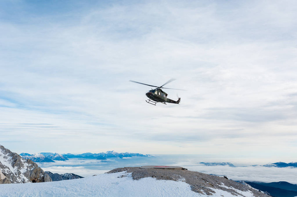 Helicóptero de rescate de montaña aterrizando para recoger heridos
. - Foto, imagen