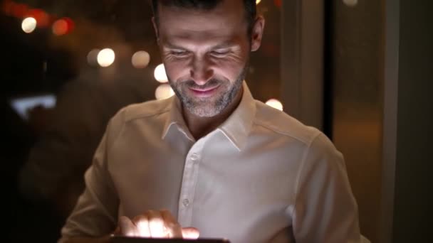 Mature men using a tablet at night - Felvétel, videó