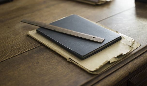 Oude heerser, notebook, bestand op een top van houten tafel - Foto, afbeelding
