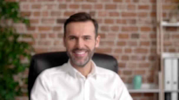 Portret van gelukkig man in zijn kantoor - Video