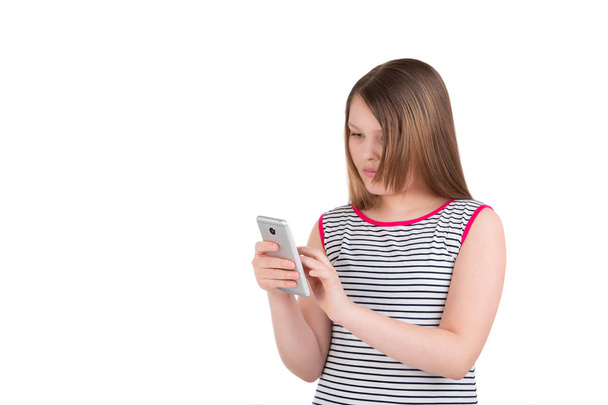 Teen κορίτσι που κρατάει ένα smartphone στα χέρια σε λευκό φόντο - Φωτογραφία, εικόνα