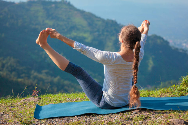 Йога на открытом воздухе в горах
 - Фото, изображение