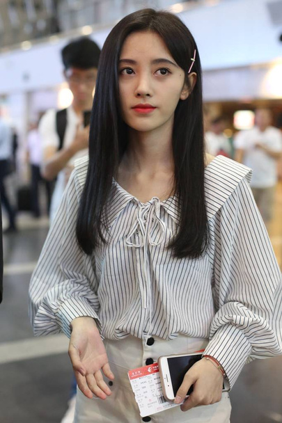 Chinese singer and actress Ju Jingyi arrives at the Beijing Capital International Airport in Beijing, China, 24 July 2018. - Foto, afbeelding
