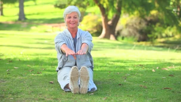 Mature woman doing her stretches - Filmmaterial, Video