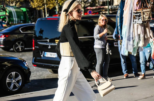 Париж, Франції - 2018 26 вересня: Керолайн Daur на вулиці протягом паризькому тижні моди. - Фото, зображення