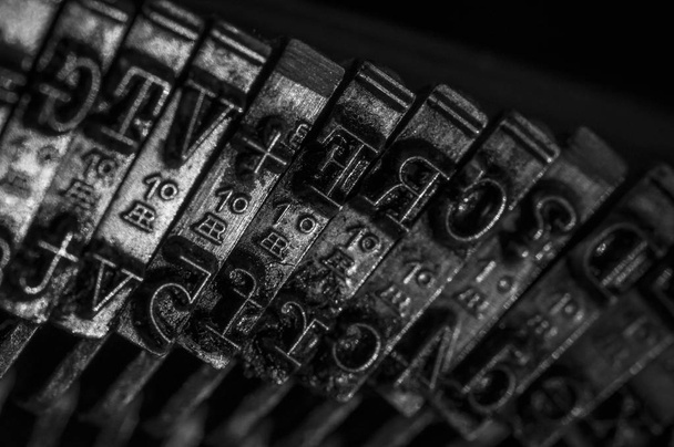Carta de máquina de escrever pressionando elementos macro tiro
 - Foto, Imagem