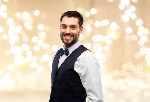 счастливый человек в праздничной одежде
 - Фото, изображение