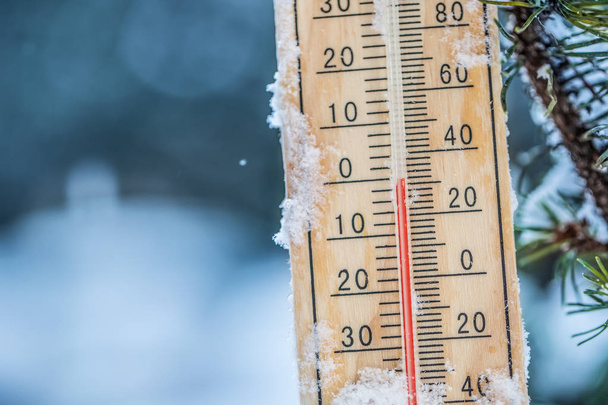 Termómetro en la nieve muestra bajas temperaturas en celsius o farenheit. - Foto, Imagen