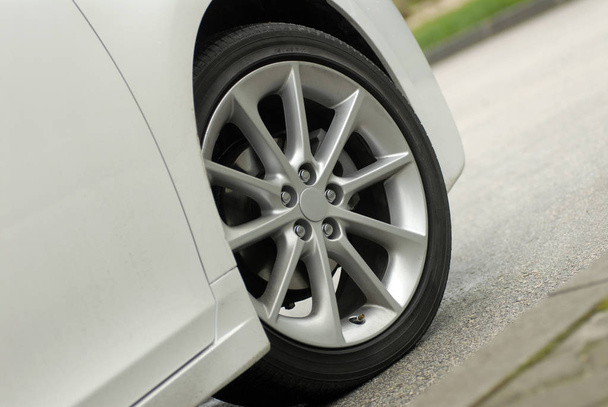 rueda de aluminio fotografiada en un coche
 - Foto, Imagen