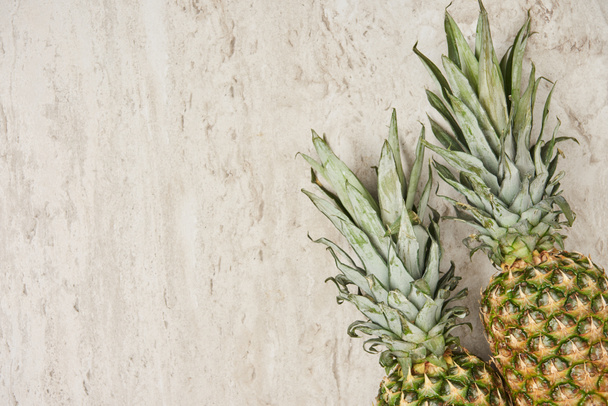 bovenaanzicht van organische en lekker ananas op marmeren achtergrond  - Foto, afbeelding