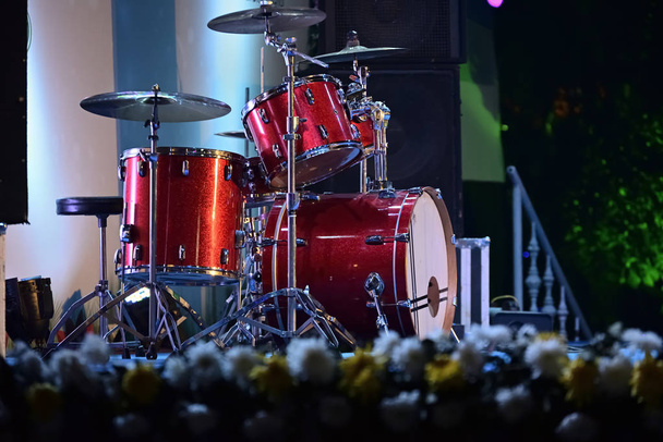 Close-up do conjunto de tambores musicais está pronto para tocar em um palco ao vivo programado
. - Foto, Imagem