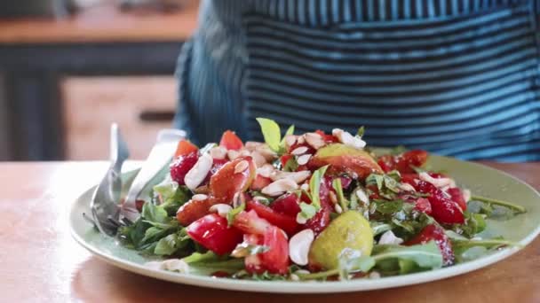 Close-up de cozinheiro feminino que serve salada doce exótica com legumes e frutas
 - Filmagem, Vídeo