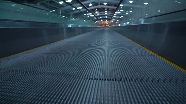 Κυλιόμενο διάδρομο στο αεροδρόμιο-κυλιόμενες σκάλες - Πλάνα, βίντεο