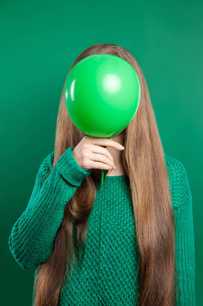 The girl covered her face with a balloon - Foto, Imagem