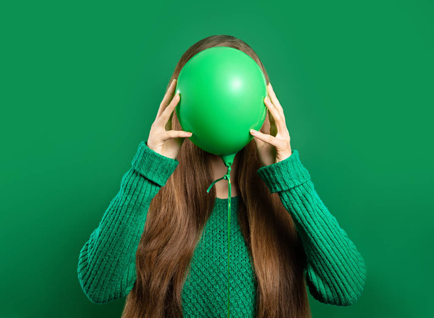 The girl covered her face with a balloon - 写真・画像