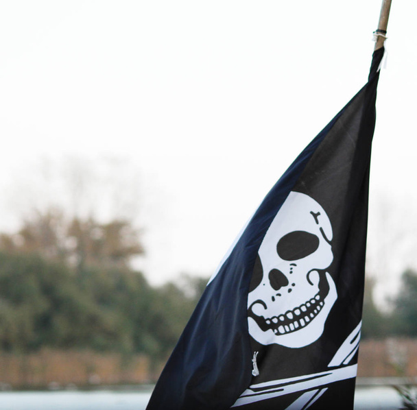 die Piratenfahne weht auf natürlichem Hintergrund - Foto, Bild