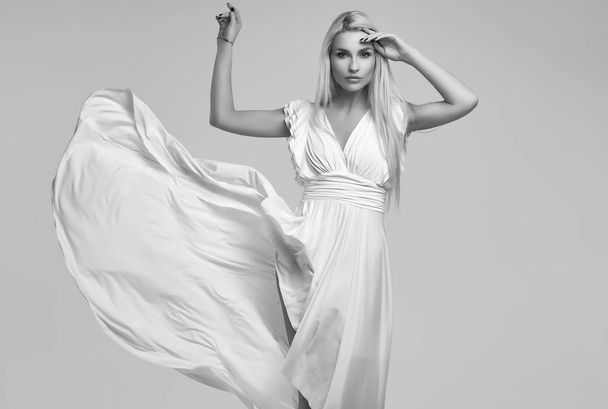 Porträt einer wunderschönen sinnlichen blonden Frau in Mode antikes weißes Kleid isoliert auf hellem Studiohintergrund - Foto, Bild