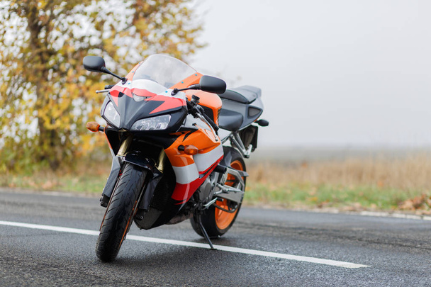 Hooters motocykli pomarańczowy kolor zaparkowany na ulicy odkryty - Zdjęcie, obraz