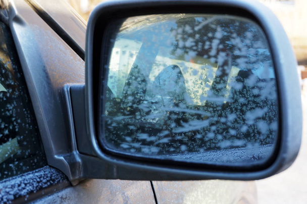beautiful frosty patterns in the rearview mirror on the glass of the car - Fotoğraf, Görsel